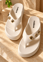 Chinelo flatform com detalhes Moleca | off white 