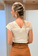 Blusa sem manga com renda e decote drapeado Amaram | off white