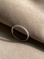 Meia Aliança Diamantes em Ouro Branco.