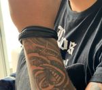 Bracelete Masculino Tiras Couro Preto e Fecho Aço.