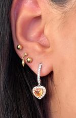Brinco Meia Argola de Diamantes e Coração Safira Amarela Ouro Branco