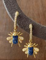 Brinco Argola de Diamante e Abelha de Safira Azul