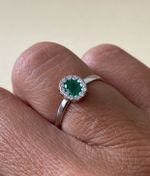 Anel Esmeralda Oval e Diamante Ouro Branco