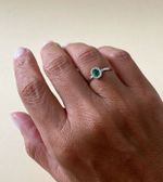 Anel Esmeralda Oval e Diamante Ouro Branco