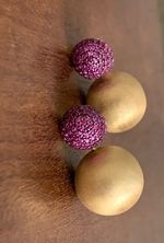 Brinco Meia Bola Pavê de Rubi e Bola fosca Ouro Amarelo 