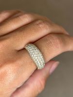 Anel Pavê de Diamante Ouro Amarelo.