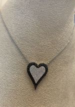 Colar Coração Pavê Diamante Branco e Black Ouro Branco.