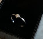 Anel Solitário Diamante 10 Pontos Ouro Branco.