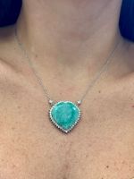 Colar Coração Esmeralda Diamantes Ouro Branco.