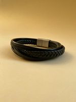 Bracelete Masculino Tiras Couro Preto e Fecho Aço.