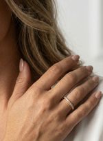 Meia Aliança Fina com Diamantes