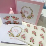 Kit Cartões Monograma Floral Aquarela + Envelopes Forrados + Adesivos + Caixa