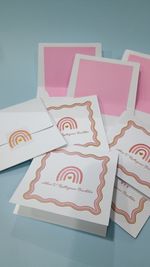 Kit Cartões Arco Íris + Envelopes com Forro + Adesivos + Caixa Personalizada