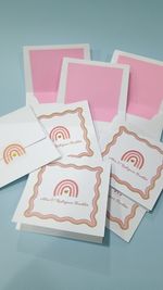 Kit Cartões Arco Íris + Envelopes com Forro + Adesivos + Caixa Personalizada
