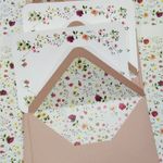 Kit Cartões Retangulares Gabriela + Envelopes Forrados + Adesivos + Caixa
