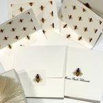 Kit Cartões Abelha off white + Envelopes forrados + Adesivos + Caixa