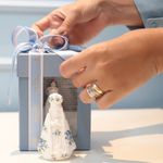 Mini Nossa Senhora Aparecida em gesso + caixinha - 10 unidades