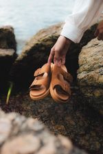 Sandália Slide Fivela Camel