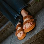 Sandália Slide Fivela Camel