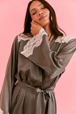 Robe Curto Com Renda Em Cetim Cinza 