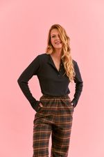Pijama longo com camiseta em malha canelada e calça em flanela xadrez marinho e marrom