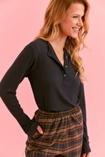 Pijama longo com camiseta em malha canelada e calça em flanela xadrez marinho e marrom