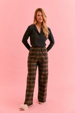 Pijama longo com camiseta em malha canelada e calça em flanela xadrez marinho e marrom