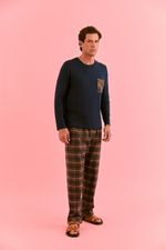 Pijama longo masculino com camiseta em malha  e calça em flanela xadrez marinho e marrom