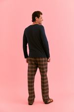 Pijama longo masculino com camiseta em malha  e calça em flanela xadrez marinho e marrom