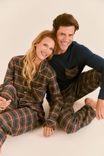Pijama longo masculino com camiseta em malha  e calça em flanela xadrez marinho e marrom