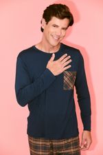 Pijama longo masculino com camiseta em malha  e calça em flanela xadrez marinho e marrom