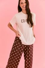 Pijama Longo com T-shirt Off White e Silk Coffe Time com Calça em Cetim Estampa Poá Marrom