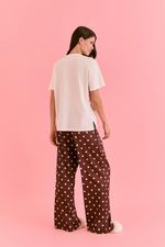 Pijama Longo com T-shirt Off White e Silk Coffe Time com Calça em Cetim Estampa Poá Marrom