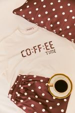 Pijama Longo com T-shirt Off White e Silk Coffe Time com Calça em Cetim Estampa Poá Marrom