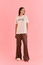 Pijama Longo com T-shirt Off White e Silk Coffe Time com Calça em Cetim Estampa Poá Marrom