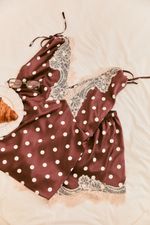 Short Doll com Renda em Cetim Estampa Poá Marrom
