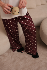 Pijama Longo com T-shirt Off White e Silk Coffe Time com Calça em Cetim Estampa Poá Marrom