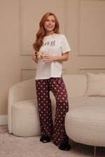 Pijama Longo com T-shirt Off White e Silk Coffe Time com Calça em Cetim Estampa Poá Marrom