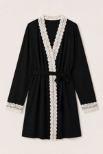 Robe Curto Essencial com Renda Branca em Malha Preta