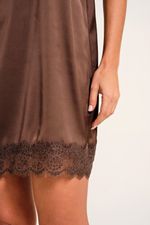 Camisola Curta com Renda em Cetim Marrom Essencial