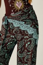 Lenço Maxi em Cetim Estampa Paisley com Renda Tiffany
