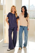 Blusa Loungewear Bege Manga Longa Decote V em Malha Power