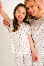 Pijama Longo com T-shirt Infantil em Malha Maquinetada Estampa Mini Floral