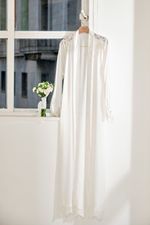 Robe Longo Decorado com Botões Swarovski com Renda em Cetim Off White Noiva