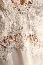 Camisola Curta Decorada com Botões Swarovski com Renda em Cetim Off White Noiva