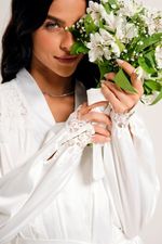 Robe Curto Decorado com Botões Swarovski com Renda em Cetim Off White Noiva
