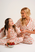Pijama Clássico Semi Longo com Vivo em Malha Soft Print Estampa Morango