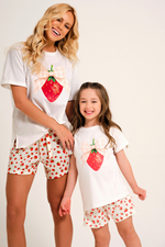 Pijama Curto Infantil com T-shirt Off White com Silk e Short em Malha Soft Print Estampa Morango