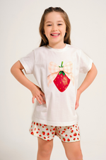 Pijama Curto Infantil com T-shirt Off White com Silk e Short em Malha Soft Print Estampa Morango