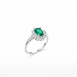 ANEL DE PRATA SOLITARIO FLOR COM ESMERALDA OVAL E ZIRCONES CRAVEJADOS